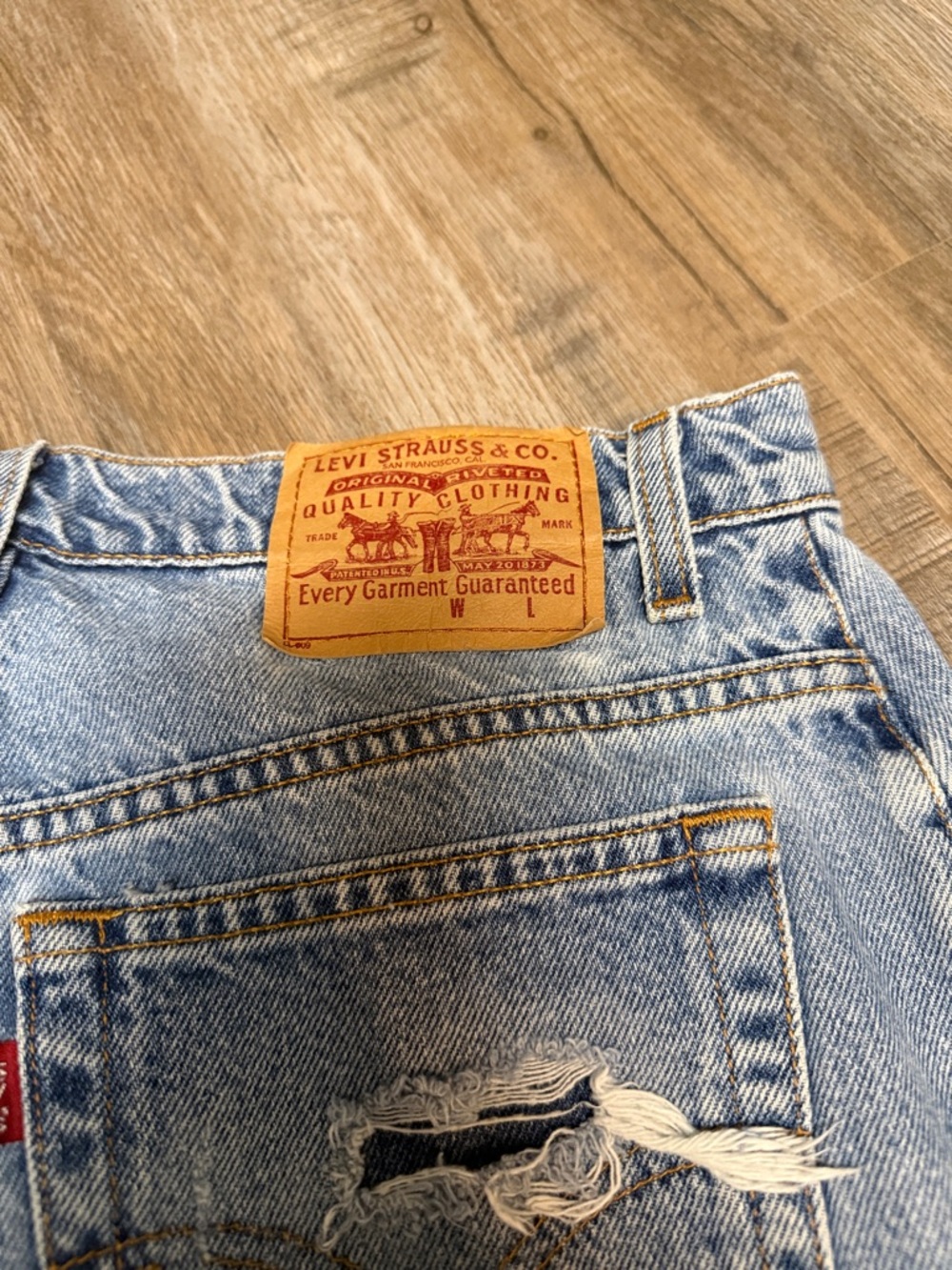 Levi’s Women’s Light Blue Distressed Denim Cutoff Jean Shorts 10R - Picture 7 of 7